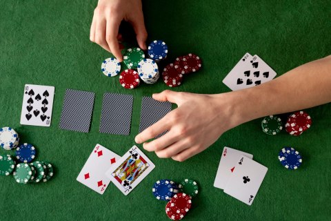Zestaw do pokera blackjacka 300 żetonów 2 talie kart kości mata do gry zamykana walizka Zestaw do pokera blackjacka 300 żetonów 2 talie kart kości mata do gry zamykana walizka